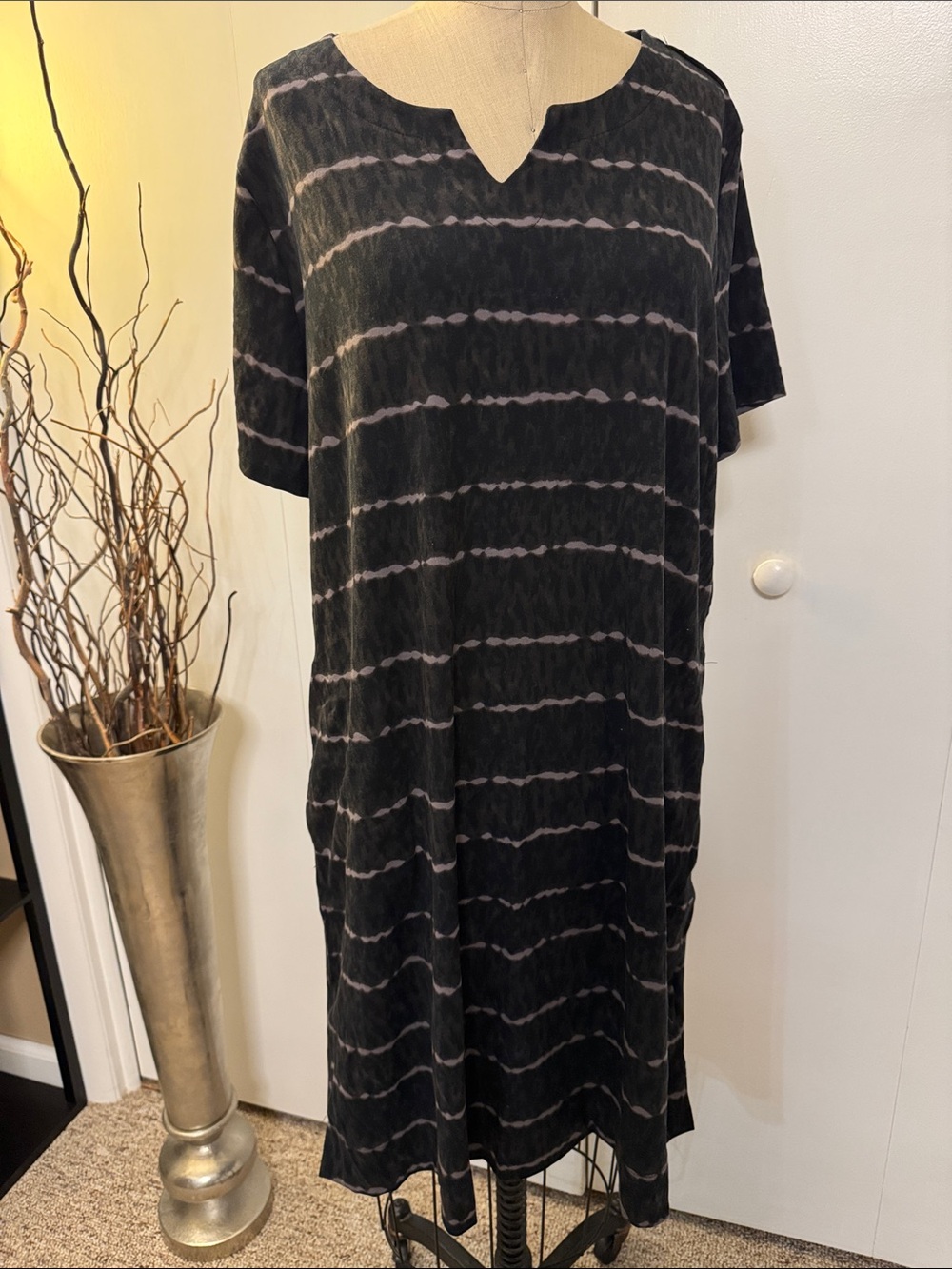 Ellen Tracy Black Short-Sleeve Midi Dress with Gray Tie-Dye Stripes
